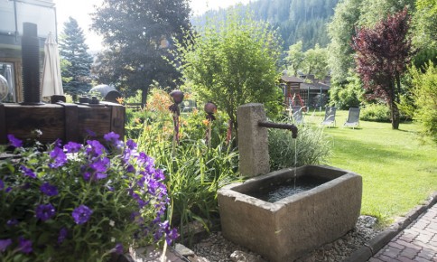 Brunnen mit Trinkwasser im Garten des Aparthotel Kristall